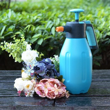 Одржавање хидратације моје баште: један дан са мојом поузданом кантом за зали...